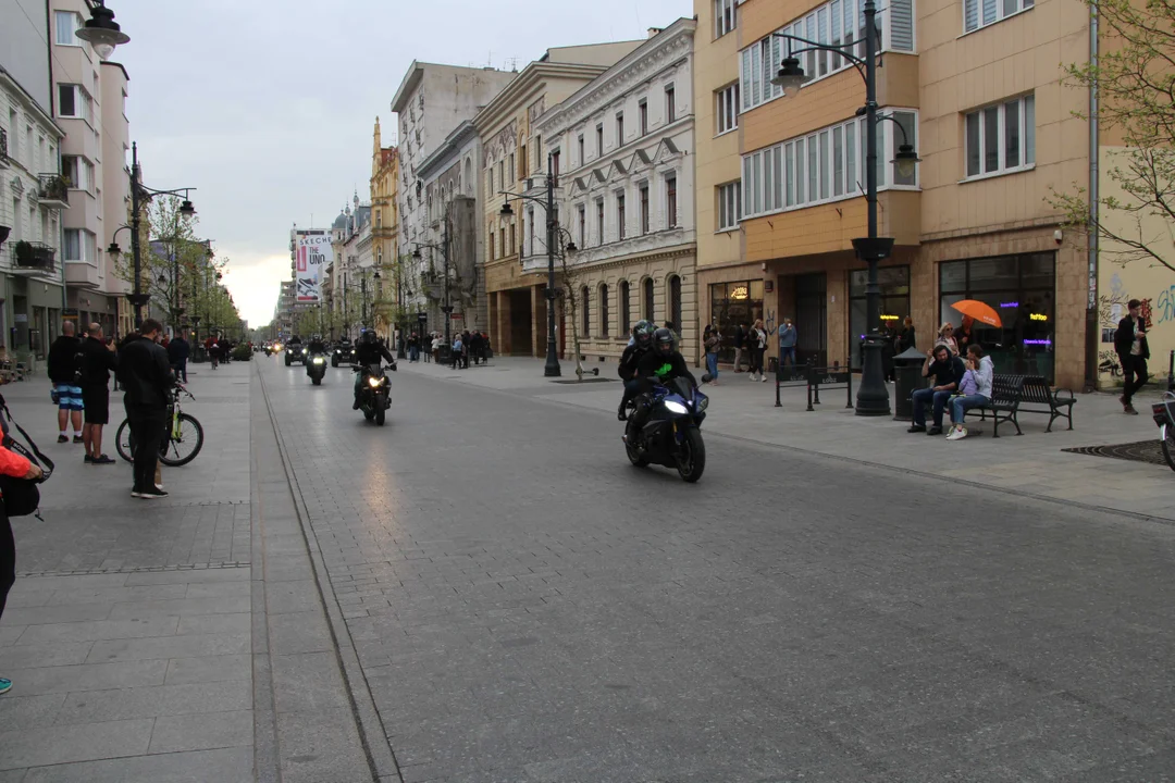 Wielka parada motocyklowa na ulicy Piotrkowskiej w Łodzi