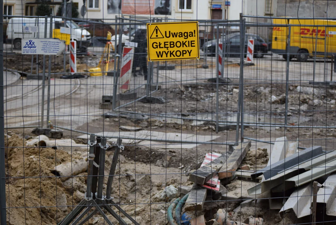 Mieszkańcy remontowanych ulic bez dostępu do śmietników? Przepełnione kosze w centrum Łodzi