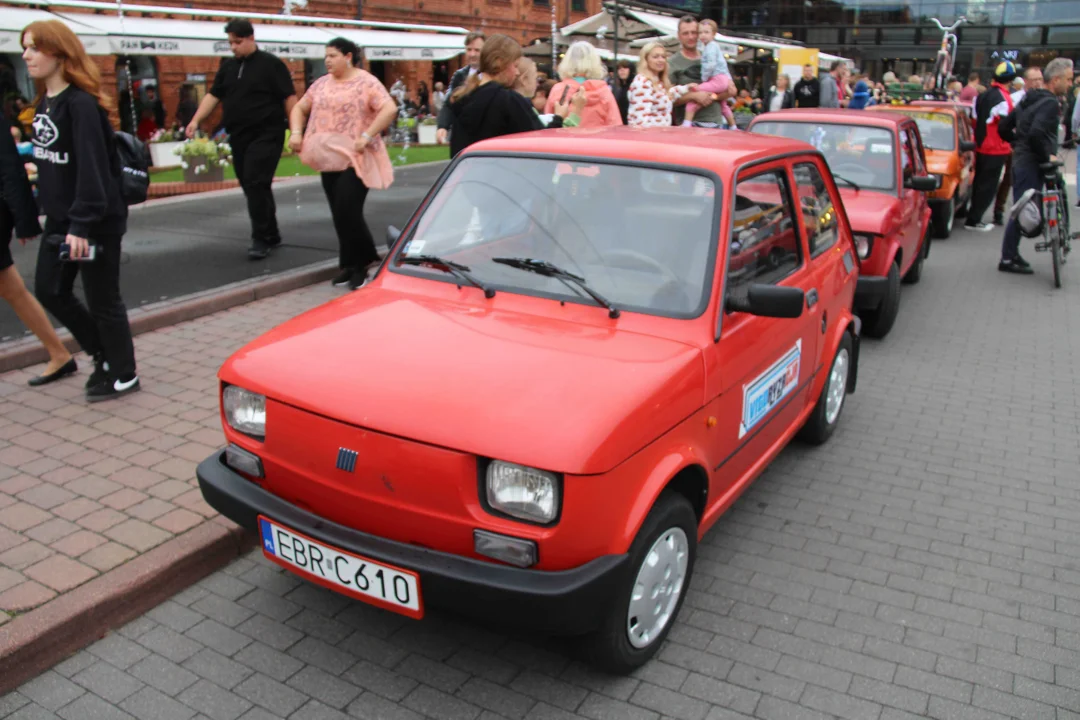 Wielki Zlot Maluchów na rynku w Manufakturze