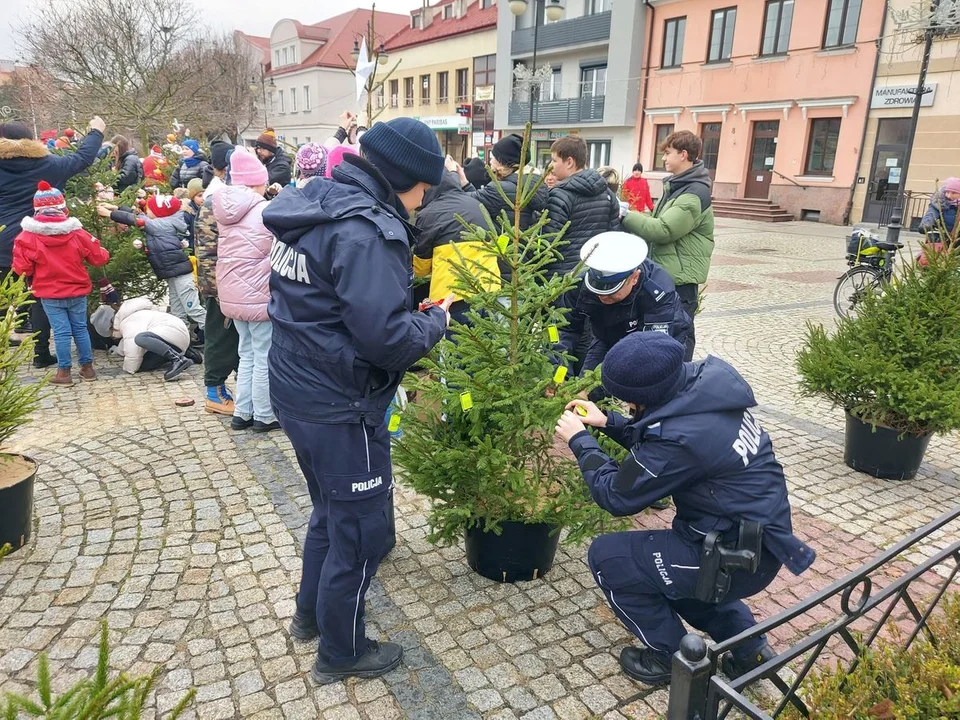 Wielka świąteczna akcja. Choinki stroili nawet policjanci [ZDJĘCIA] - Zdjęcie główne