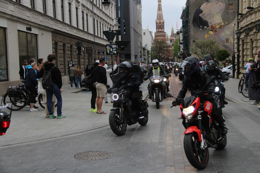 Wielka parada motocyklowa na ulicy Piotrkowskiej w Łodzi