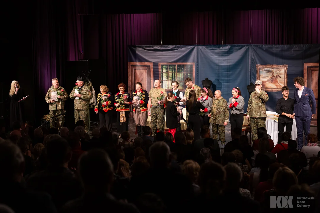 Pełna sala i owacje na stojąco. Kutnowscy aktorzy świętowali swój jubileusz (ZDJĘCIA)