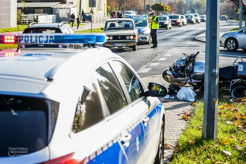 Wypadek na al. Wyszyńskiego. Policyjny motocykl zderzył się z osobówką