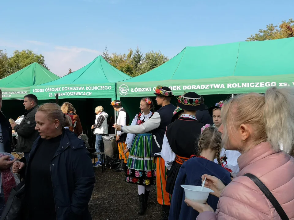 Łodzianie i mieszkańcy okolic na ryneczku marszałkowskim przy Drewnowskiej w Łodzi