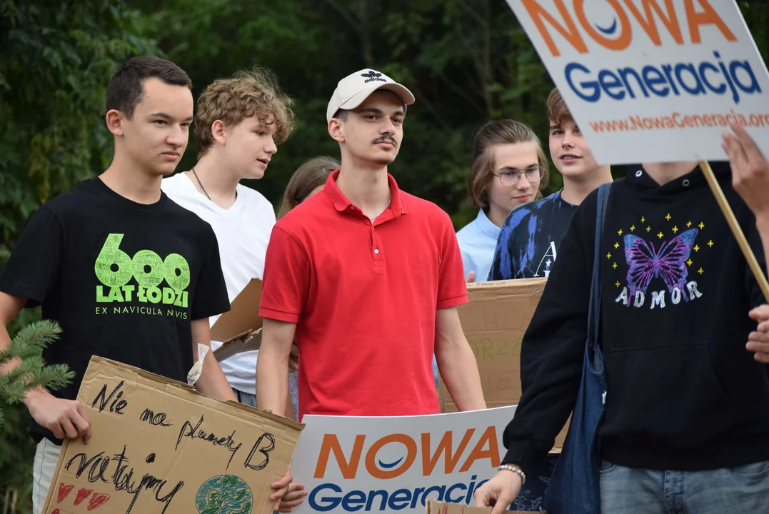 Młodzież przed składowiskiem odpadów chemicznych w Zgierzu