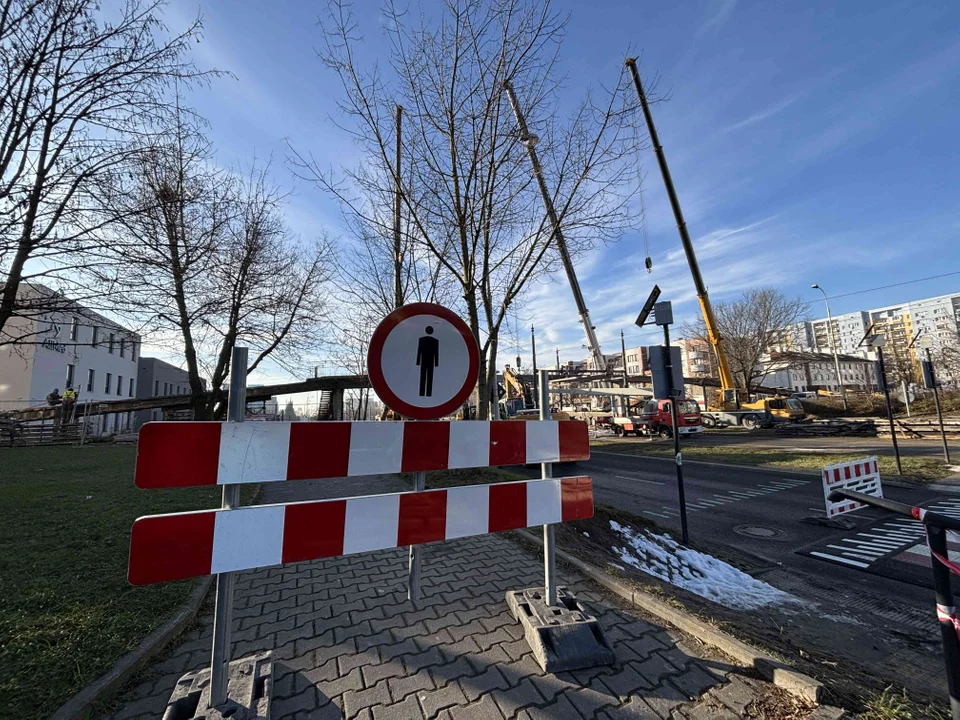 Demontaż starej kładki na łódzkiej Retkini