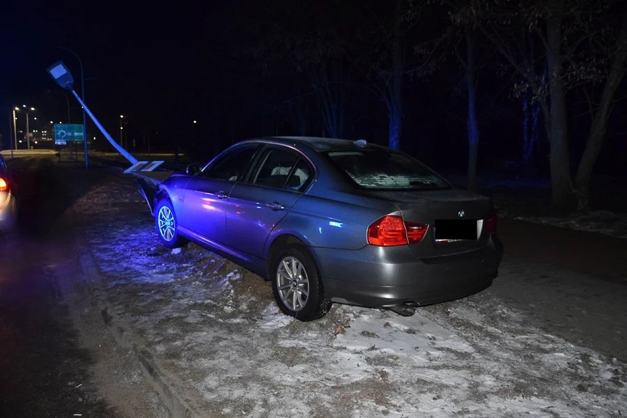 Roztrzaskała BMW na przydrożnej latarni w Bełchatowie