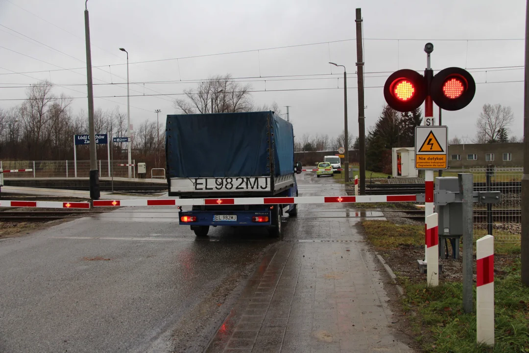 PKP PLK apelują, aby w kryzysowych sytuacjach wyłamywać rogatki na przejazdach kolejowych. Radzą, co trzeba wtedy zrobić [FOTO, WIDEO] - Zdjęcie główne