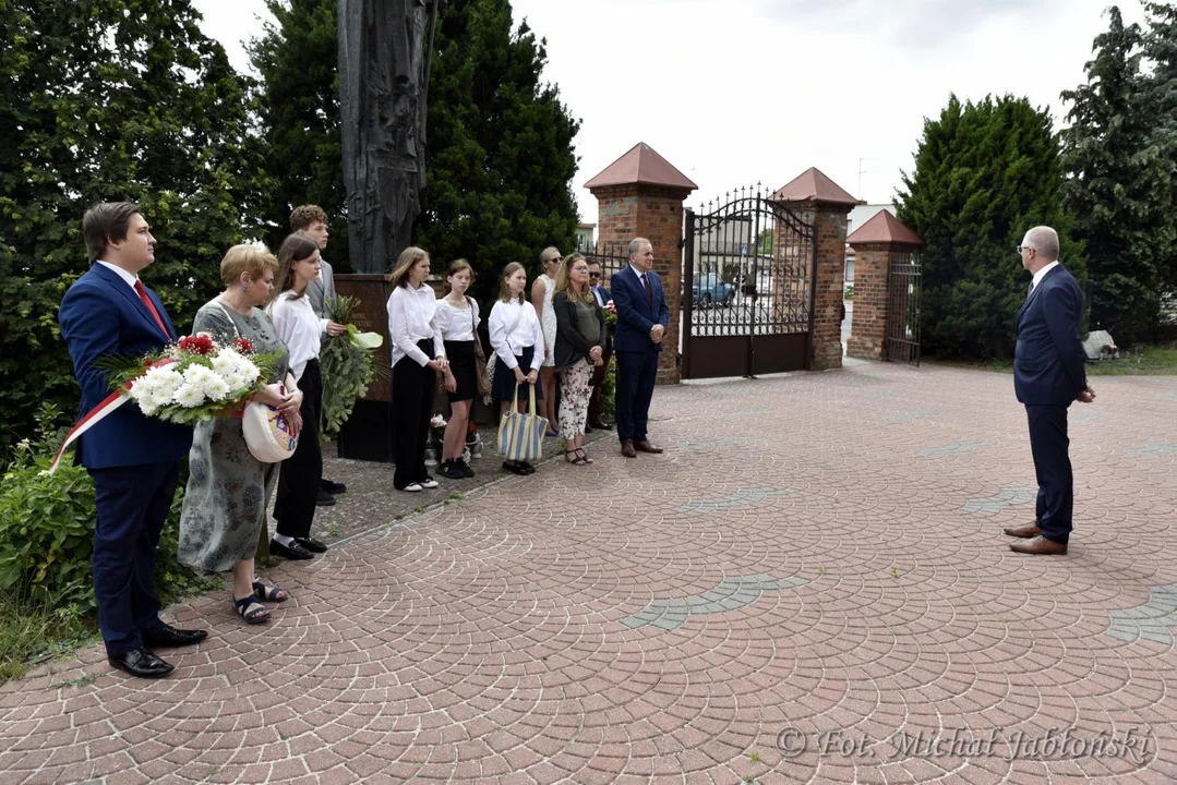 Upamiętnienie procesu szesnastu w Łąkoszynie: hołd dla bohaterów niepodległości - Zdjęcie główne