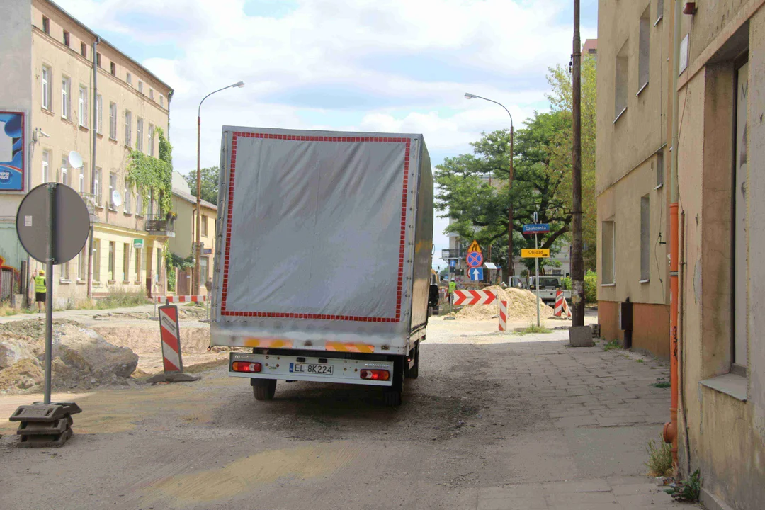 Kolejny objazd, który jest poprowadzony... chodnikiem