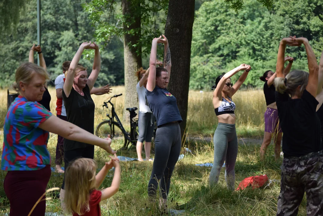 Joga w parku na Zdrowiu