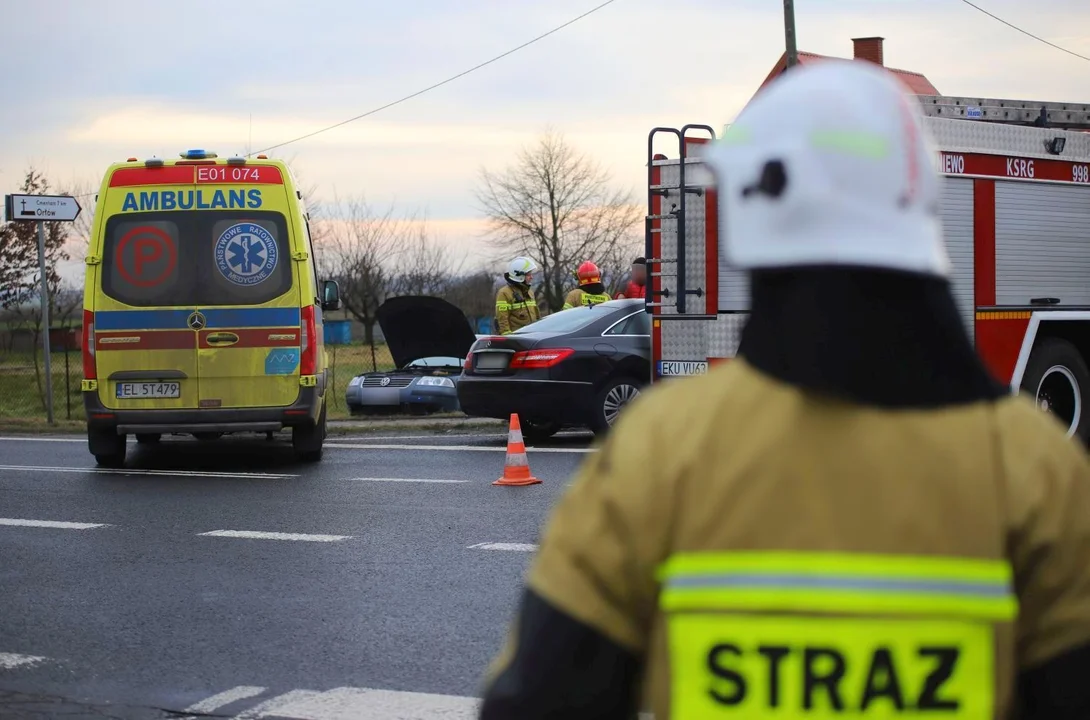 Wypadek na drodze krajowej. Zderzyły się dwa auta, kilka osób rannych [FOTO] - Zdjęcie główne