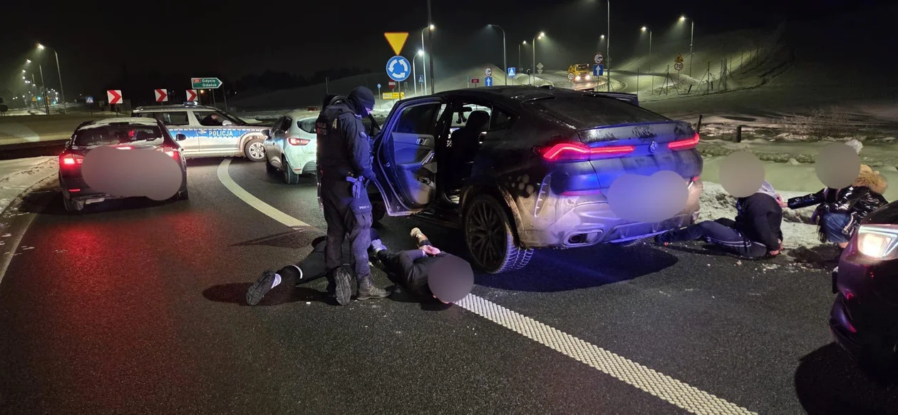 Noc pościgów i zatrzymań. 30 pseudokibiców w policyjnych kajdankach