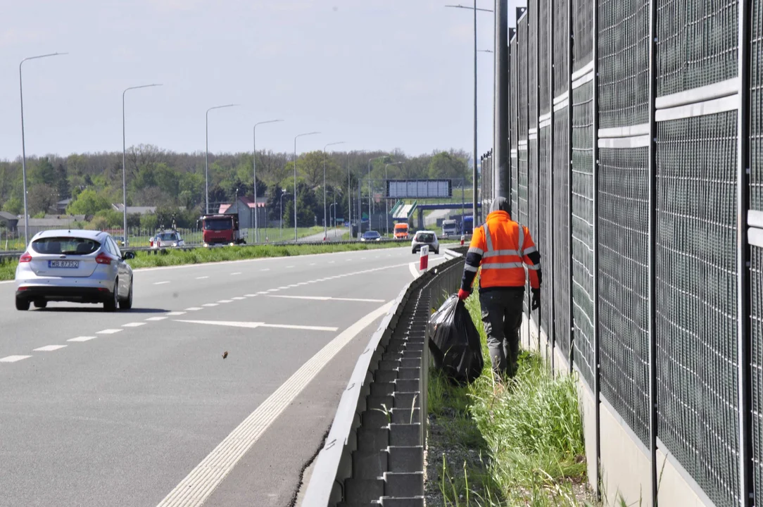 GDDKiA z ważnym apelem do kierowców. Chodzi o śmieci