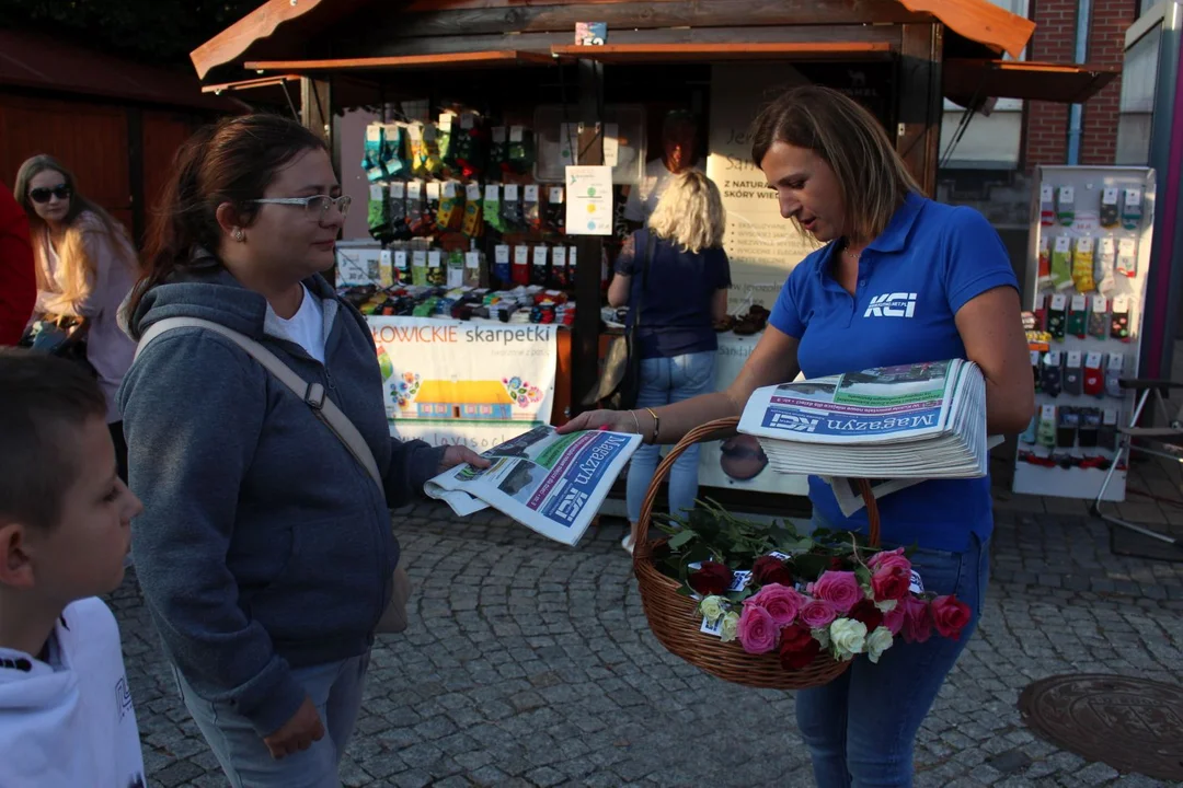 KCI rozdaje róże i gazety na kutnowskim Święcie Róży