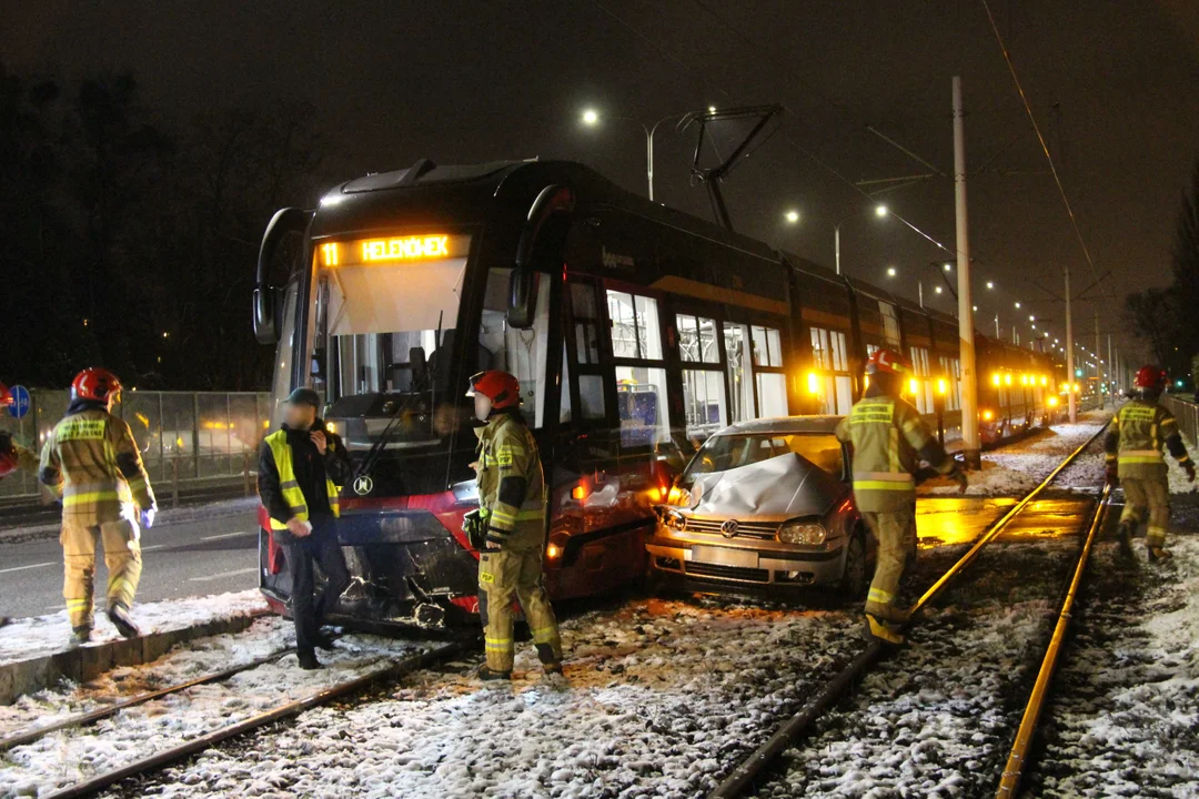 Zderzenie auta z tramwajem w Łodzi