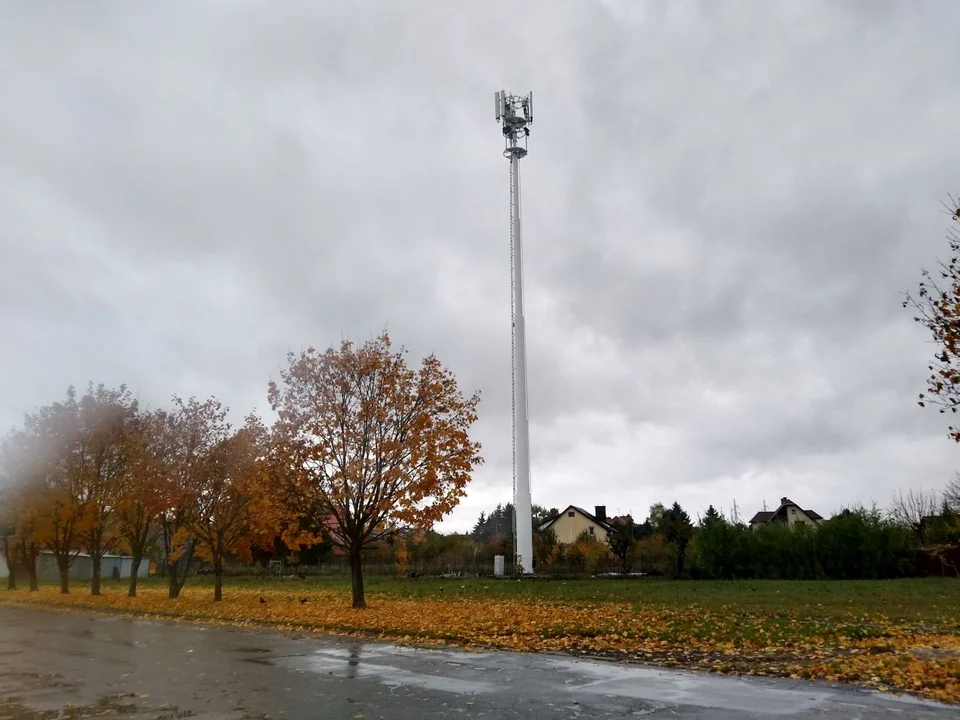 Maszt telefonii komórkowej na osiedlu w Kutnie. Mieszkańcy zaalarmowali sanepid [ZDJĘCIA] - Zdjęcie główne