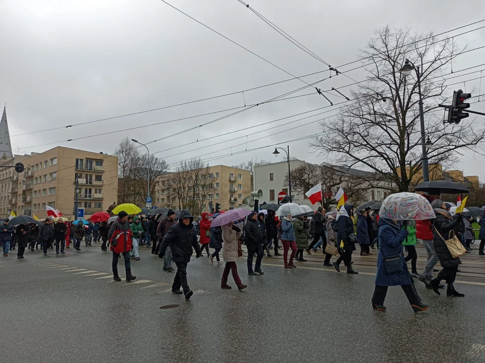 Marsz papieski w Łodzi. Setki łodzian ruszyło ulicami miasta [zdjęcia]