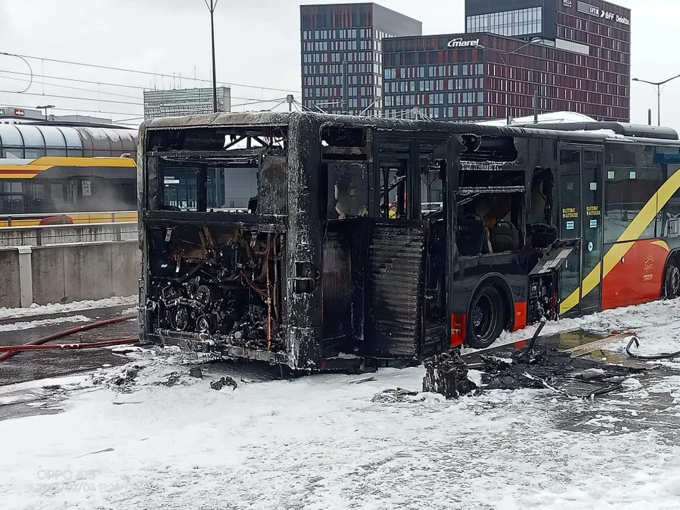 Zgierski autobus stanął w płomieniach w Łodzi. Wiemy jaka była przyczyna pożaru - Zdjęcie główne