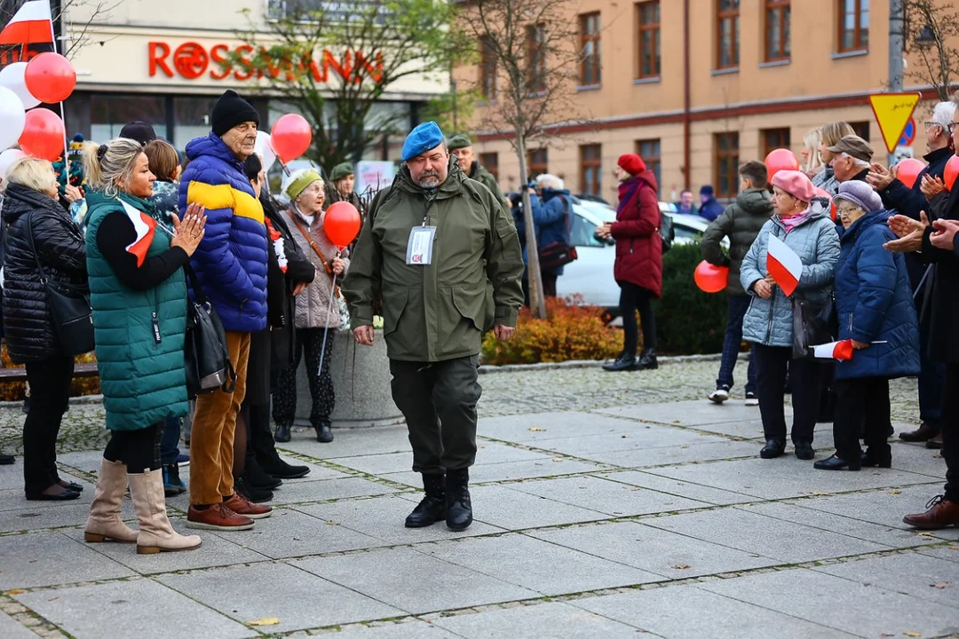 Pochody 11 listopada w Zgierzu. Mieszkańcy tłumnie uczestniczyli w uroczystościach Święta Niepodległości.