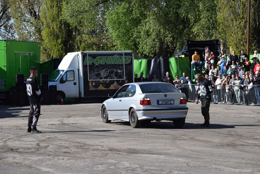 Giganty na czterech kołach zrobiły duże show! Widowiskowy pokaz monster trucków