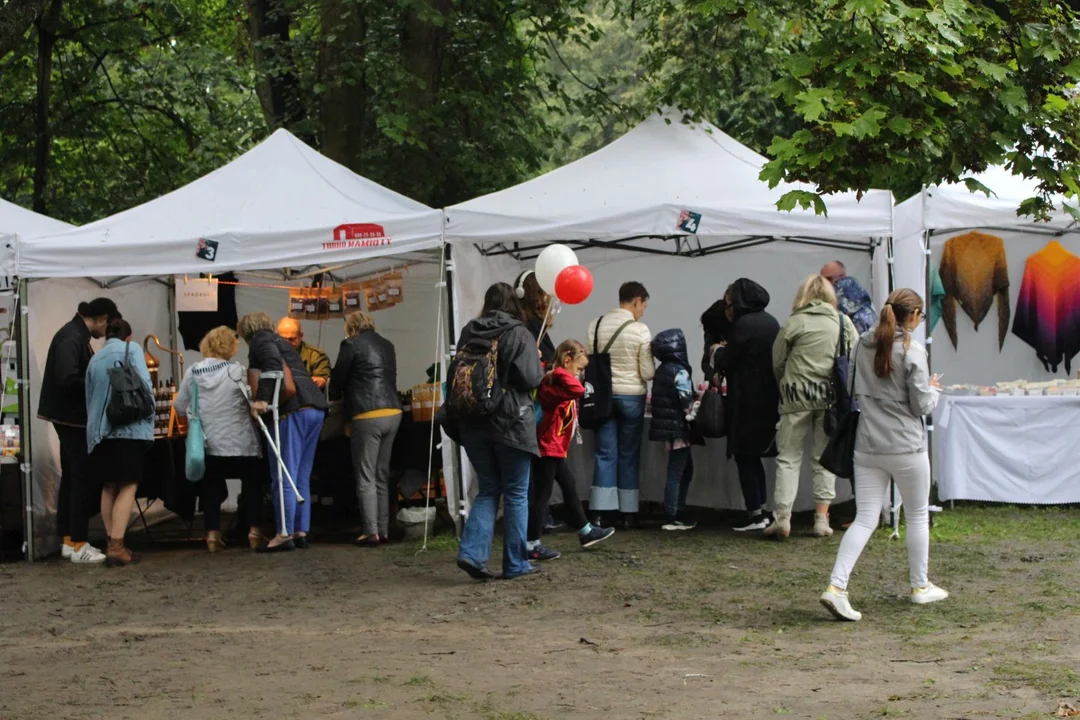 Trwa Święto Róży. Sporo osób odwiedza park Traugutta