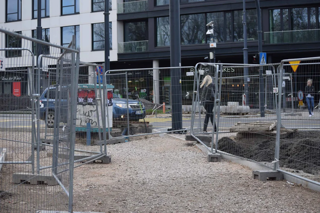 Utrudnienia dla kierowców i pieszych na skrzyżowaniu ul. Ogrodowej i ul. Zachodniej. Obok trwa budowa "Bulwarów Północnych" oraz modernizacja parku Staromiejskiego.