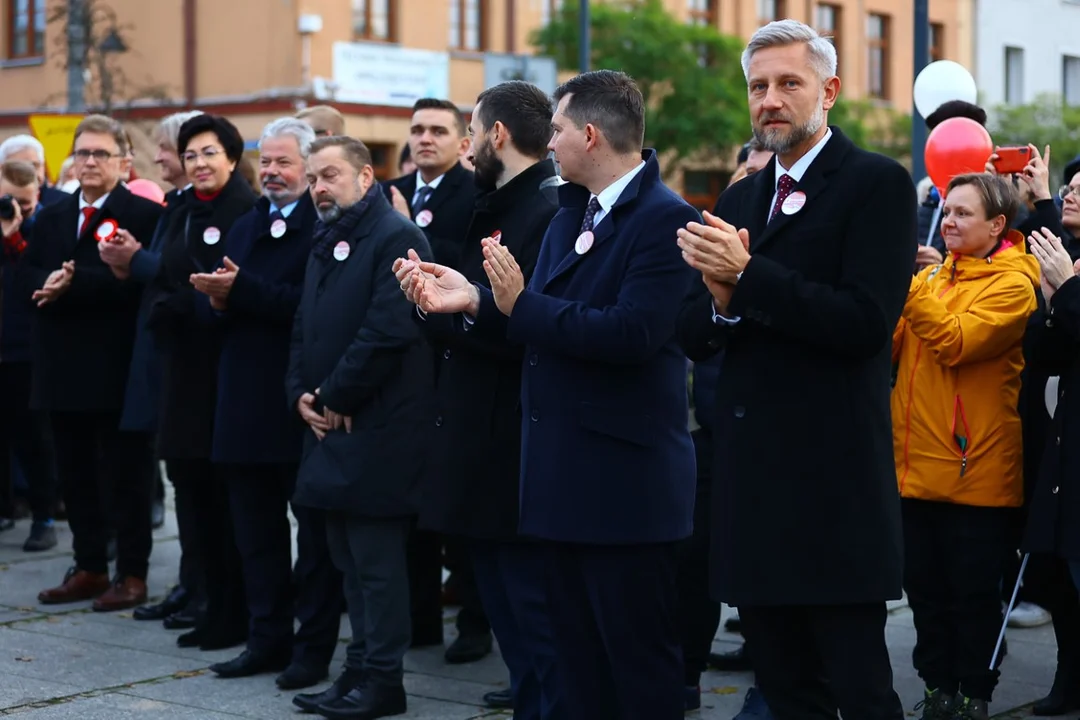 Pochody 11 listopada w Zgierzu. Mieszkańcy tłumnie uczestniczyli w uroczystościach Święta Niepodległości.