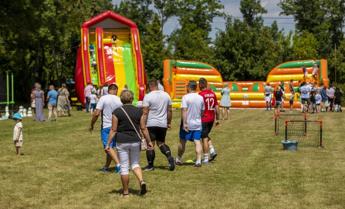 Sportowo i rodzinnie pod Kutnem. Festyn "Do jednej bramki" wystartował [ZDJĘCIA] - Zdjęcie główne