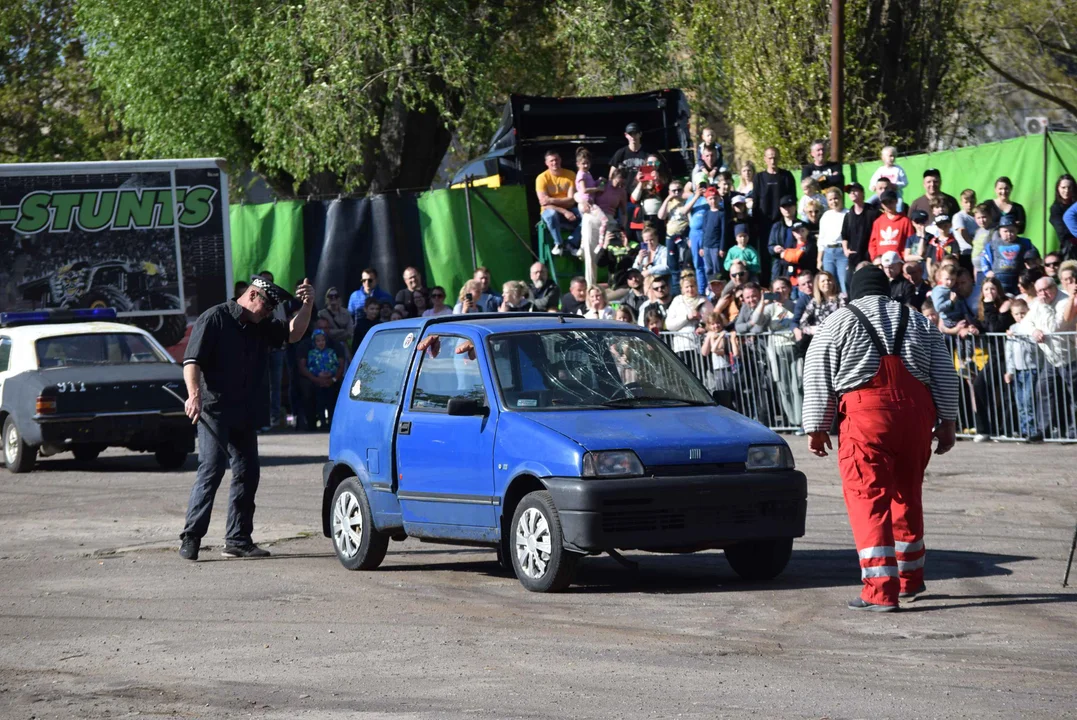 Giganty na czterech kołach zrobiły duże show! Widowiskowy pokaz monster trucków