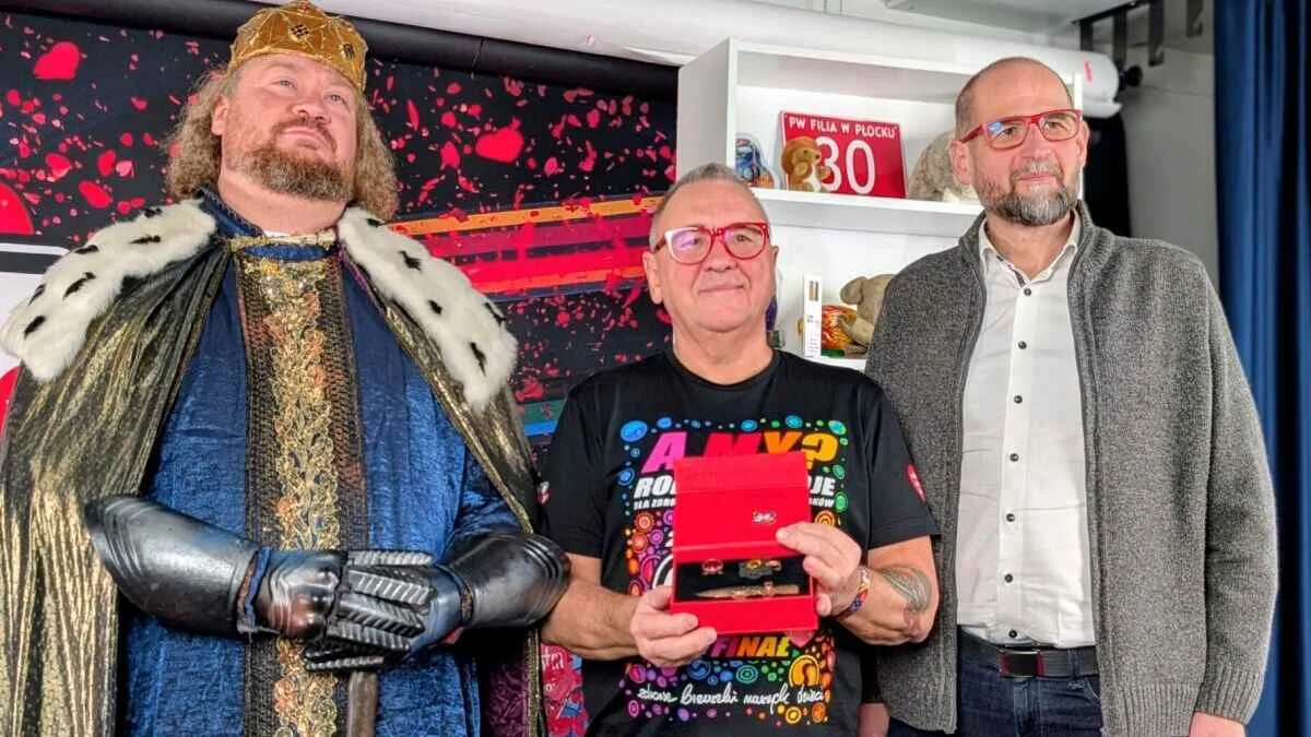 Starostwo Powiatowe w Gnieźnie przekazało Powiatowy Zestaw Koronacyjny na WOŚP - Zdjęcie główne