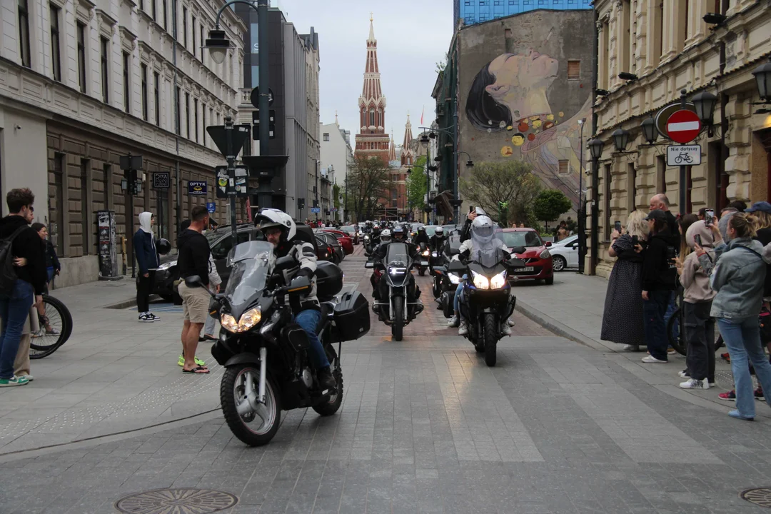 Wielka parada motocyklowa na ulicy Piotrkowskiej w Łodzi