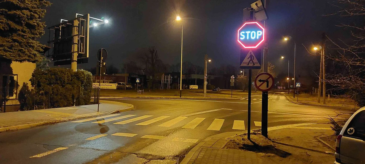 Podświetlane znaki "stop" stanęły na Retkini. Czy dzięki nim będzie mniej wypadków? [ZDJĘCIA] - Zdjęcie główne