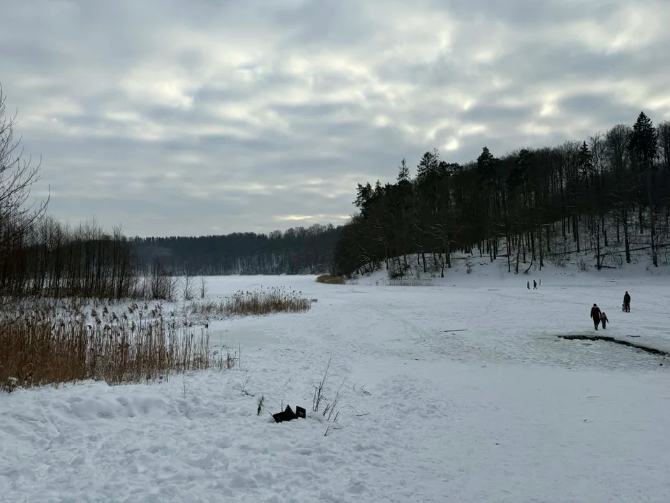 Takiej zimy dawno nie było. Jezioro pod Gdańskiem zamarzło - Zdjęcie główne