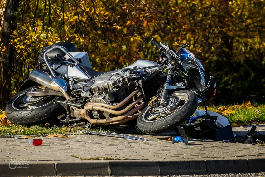 Wypadek na al. Wyszyńskiego. Policyjny motocykl zderzył się z osobówką