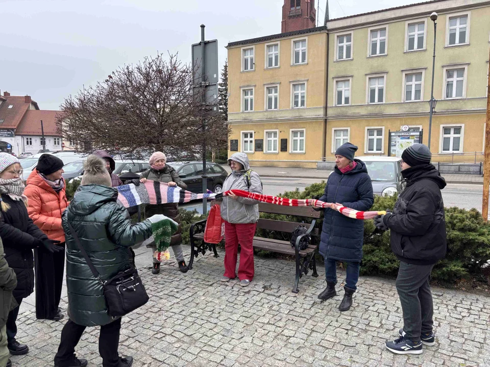 Pomnik w centrum miasta udekorowany przez grupę „Zamontanki”