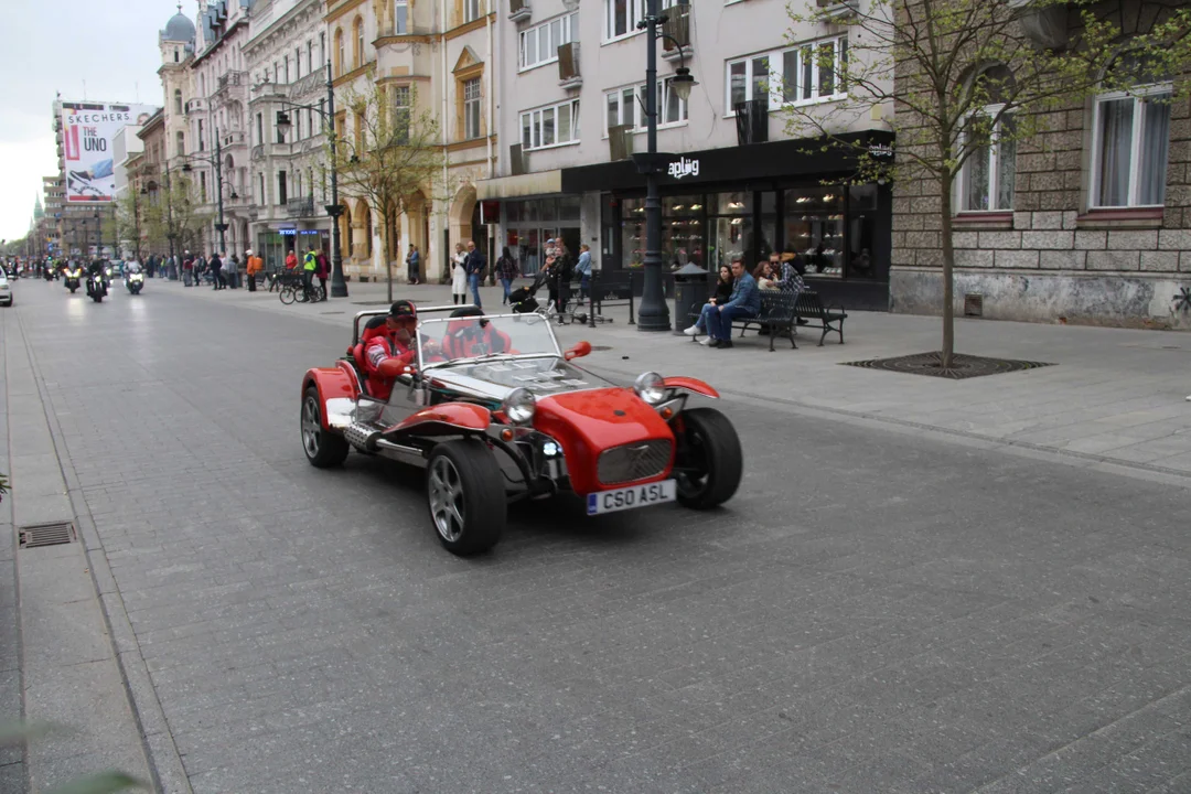 Wielka parada motocyklowa na ulicy Piotrkowskiej w Łodzi