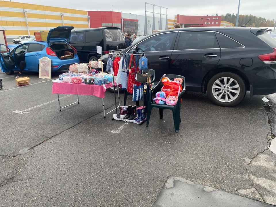 Pchli targ pełen niespodzianek co kryje się w bagażnikach