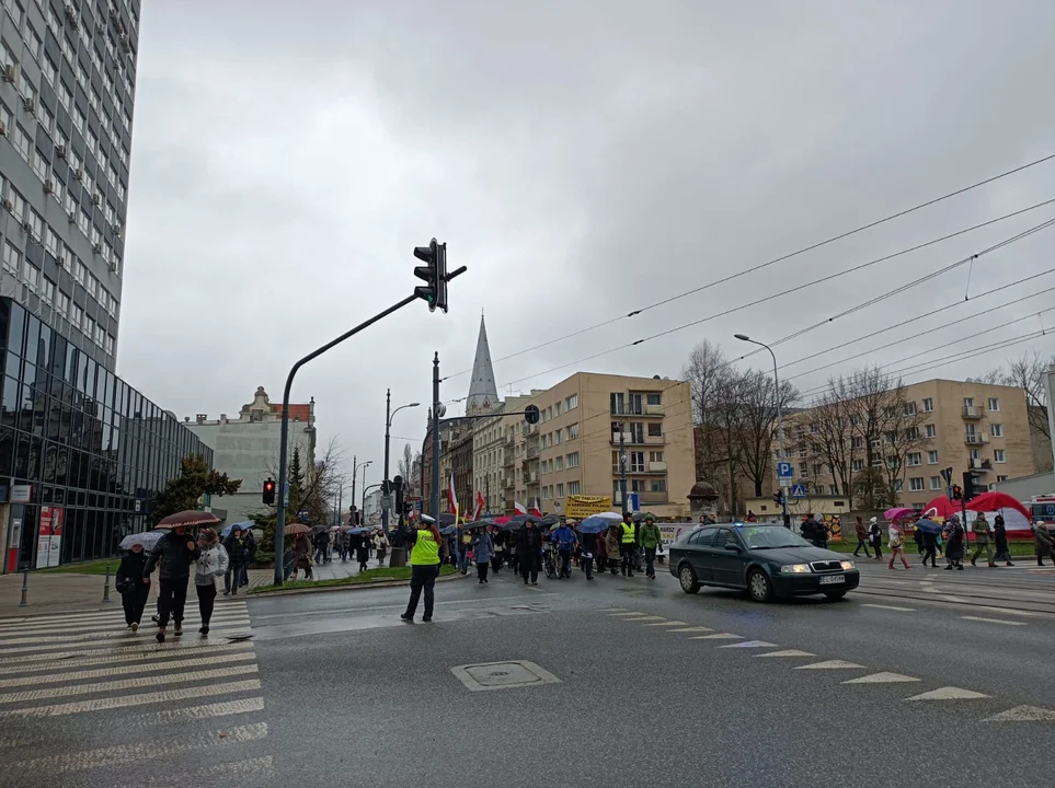 Marsz papieski w Łodzi. Setki łodzian ruszyło ulicami miasta [zdjęcia]