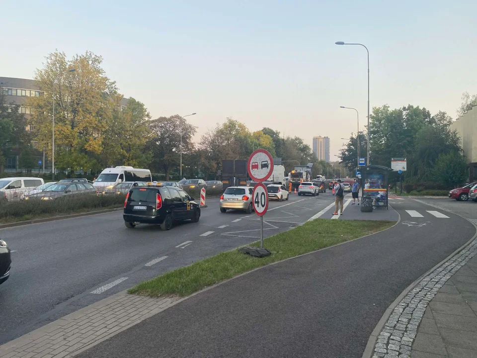 Utrudnienia dla kierowców na ważnej ulicy. Przy rondzie Solidarności tworzą się wielkie korki [ZDJĘCIA] - Zdjęcie główne