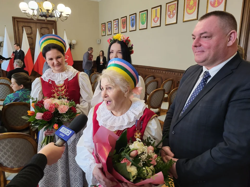 Pani Jadwiga Kubaczyk, założycielka i kierowniczka Zespołu Śpiewaczego "Krzyżanówek", została uhonorowana Złotym Krzyżem Zasługi nadanym przez Prezydenta RP.