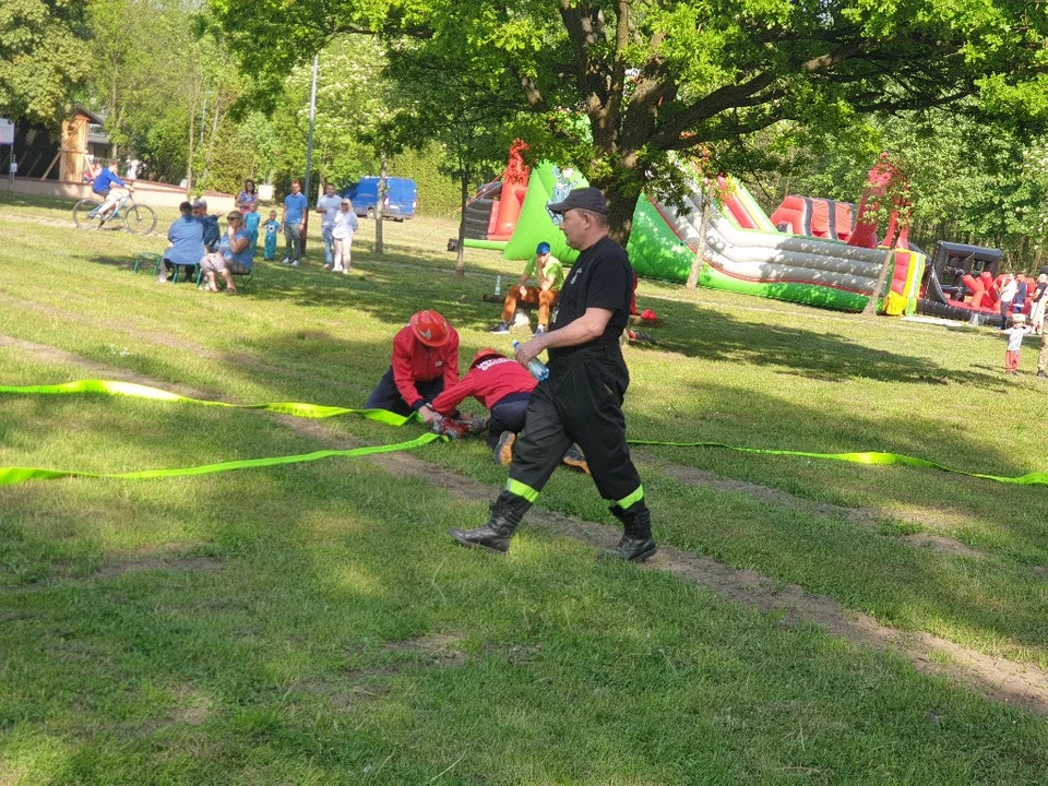 Piknik Strażacki w Dzierżąznej pod Zgierzem. Piękna pogoda i mnóstwo atrakcji, muzyki i dobrego jedzenia [zdjęcia]