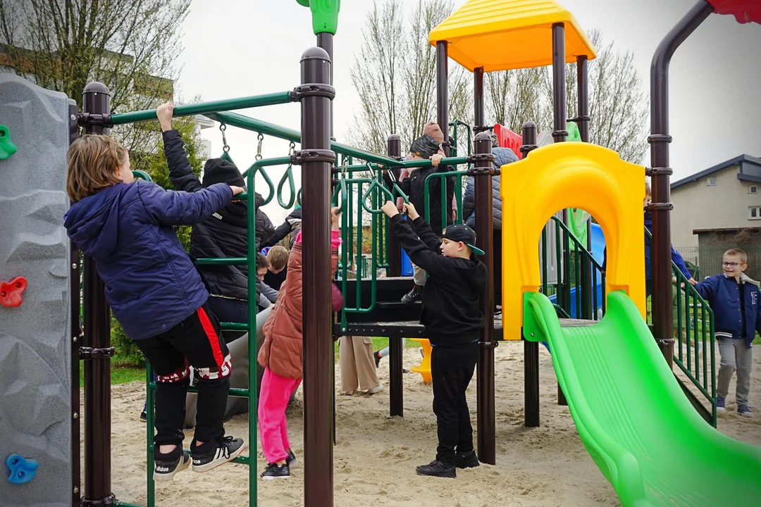 Nowy plac zabaw przy kutnowskiej szkole otwarty. "Uśmiechy dzieci były bezcenne" [FOTO] - Zdjęcie główne