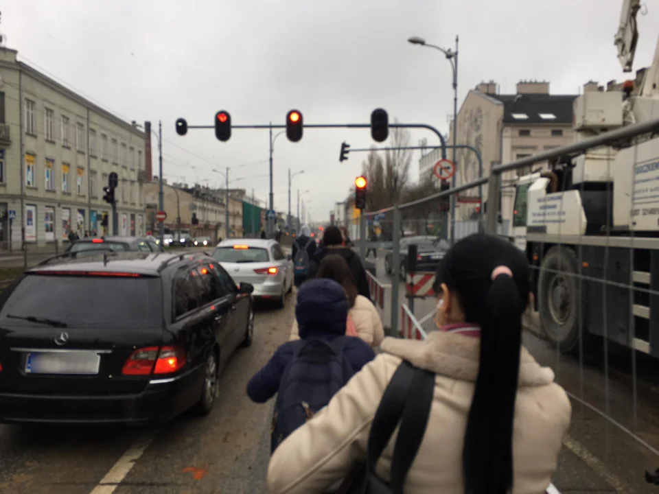 Tramwaje stanęły na Zachodniej. Pasażerowie musieli iść ulicą „To jest jakiś cyrk”