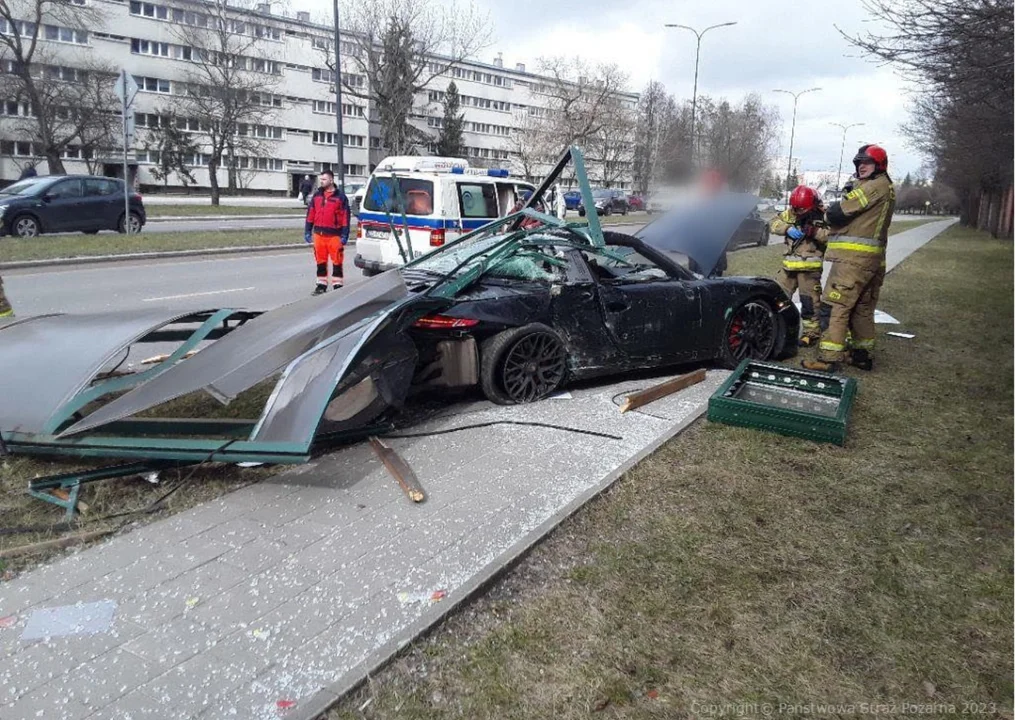 Niebezpieczny wypadek na Bałutach. Porsche skasowało przystanek MPK Łódź [zdjęcia] - Zdjęcie główne