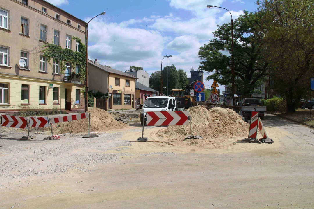 Kolejny objazd, który jest poprowadzony... chodnikiem