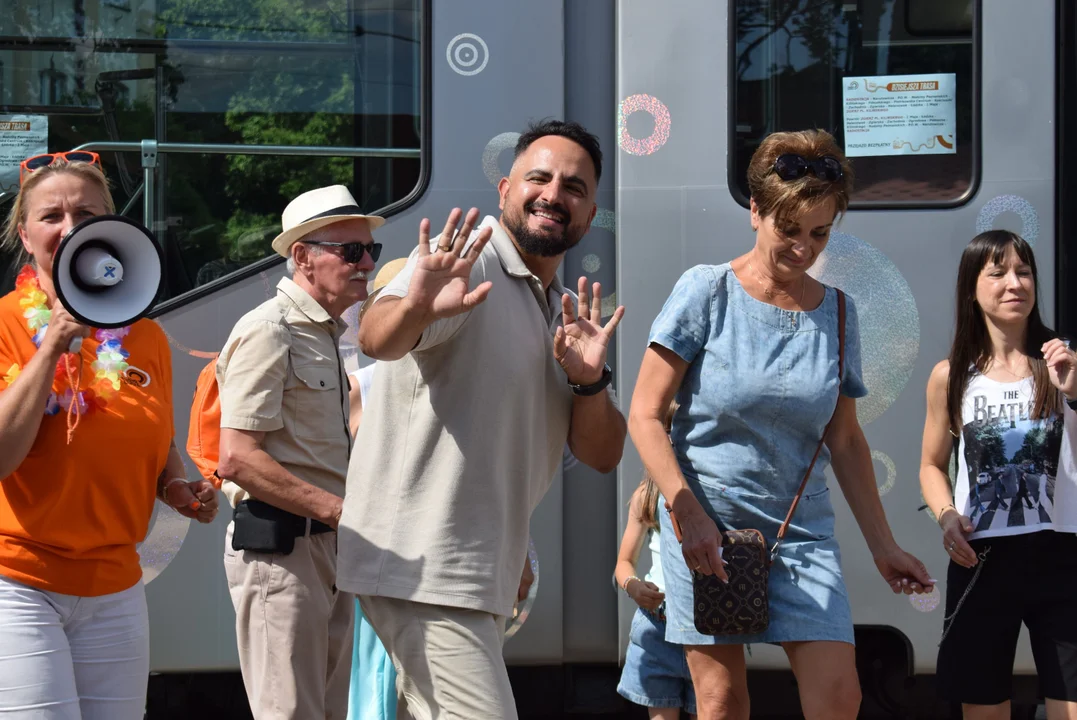 Darmowy przejazd ze Zgierza do Łodzi wakacyjnym tramwajem. Była muzyka, taniec i śpiew - Zdjęcie główne