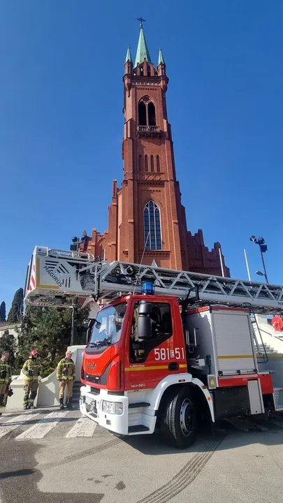 Straż pożarna przed zgierskim kościołem