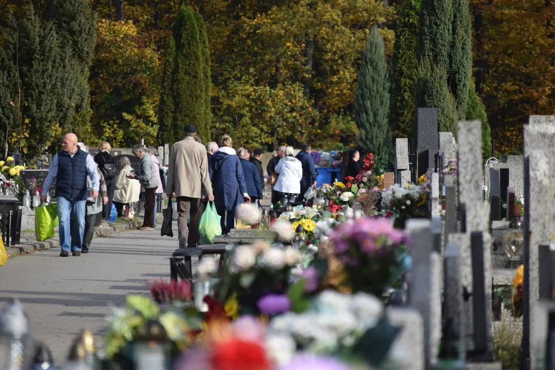 Łodzianie przygotowują groby bliskich do Wszystkich Świętych