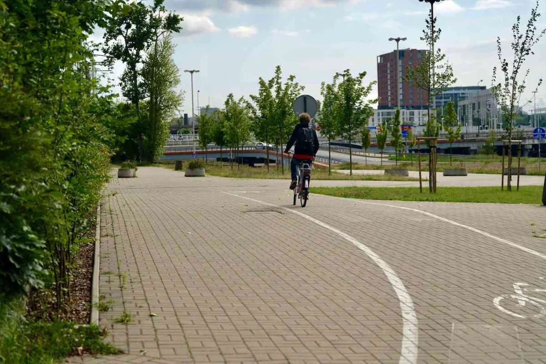 Asfalt zastąpi kostkę. Nowa droga rowerowa na Karolewie [FOTO] - Zdjęcie główne